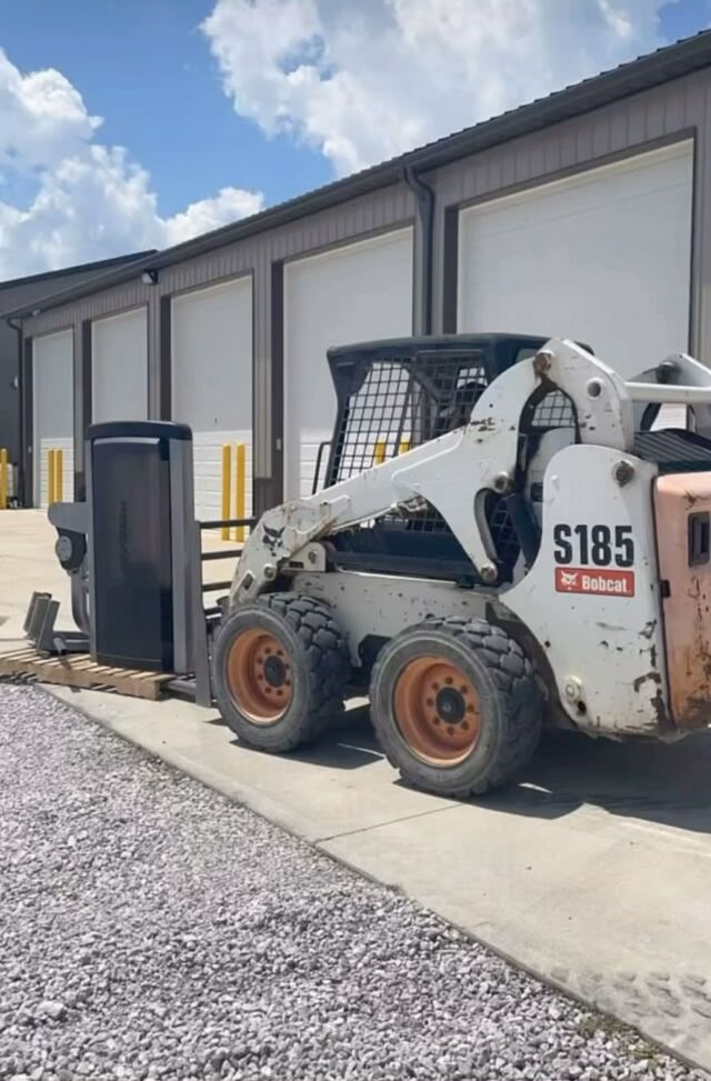 *best with sound up*
@bobcatcompany we love you 😎 
We forgot we left our pallet jack at the warehouse. The trusty bobcat saved the day 🙏🏼🇺🇸🫡
…
..
.
…
..
.
#gymequipmentforsale #gymmotivation #gymlovers #fitness #bodybuilding #strengthequipment #strengthtraining #gains #sunburns